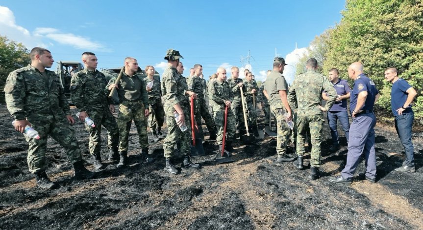 Военни се включиха в гасенето на голям пожар край Беляковец