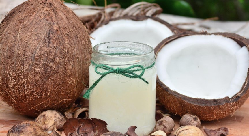 Кокосовото масло на помощ в борбата с пърхота