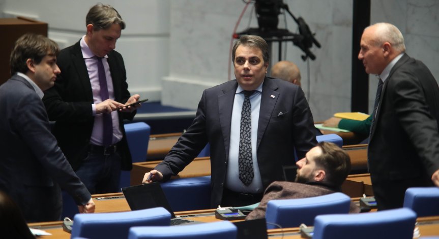 ГЕРБ-СДС и ДПС искат Асен Василев да покрие дефицит от 1 млрд. лв.