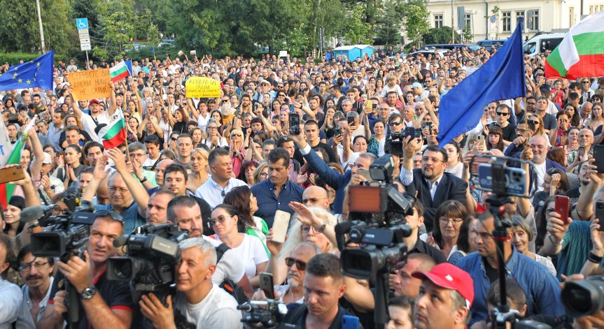 Протести за и против правителството в най-важния ден за кабинета 