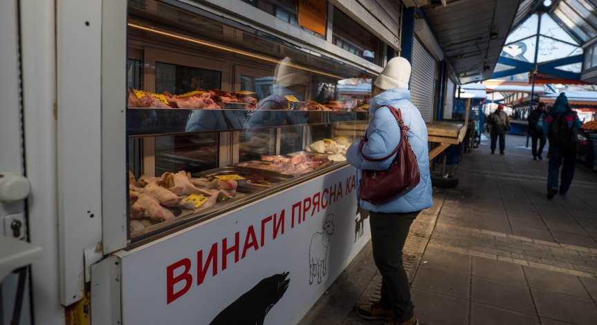 Гърците масово на пазар в България - вече не за дрехи, а за евтина храна и горива