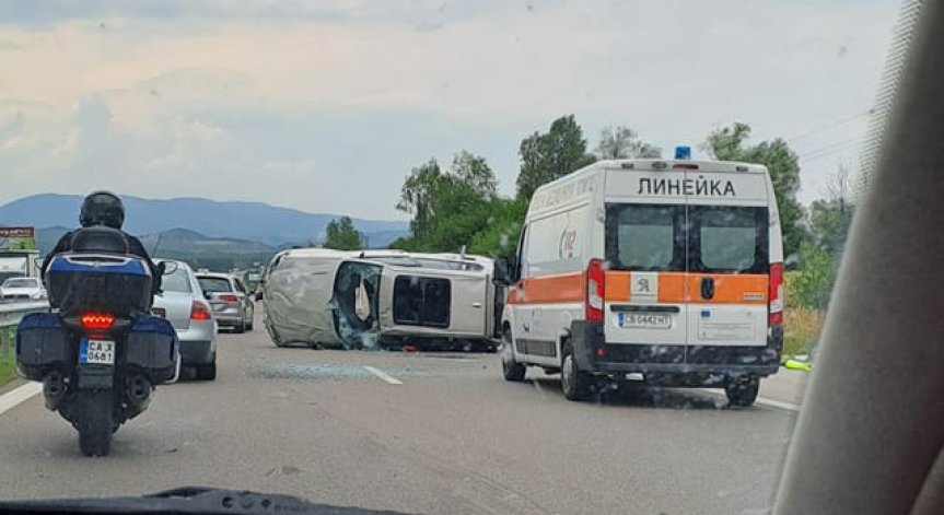 Движението в участъка е затруднено.