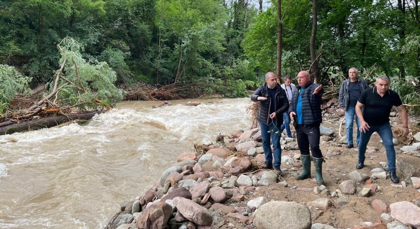 Разчистват наносите в Трявна и Вършец след потопа, отвориха 