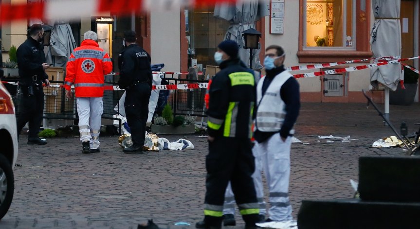 Дете е сред загиналите при врязването на кола в пешеходна зона в Трир