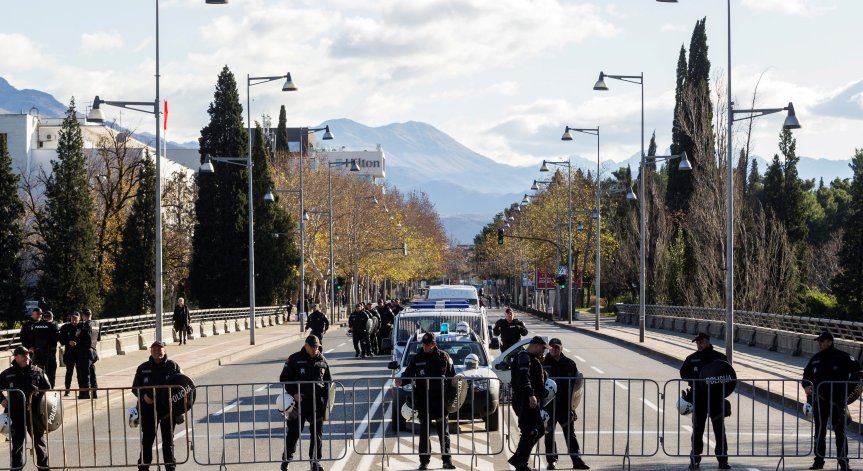 Блокади в Черна гора заради спорен закон, полицаи са ранени