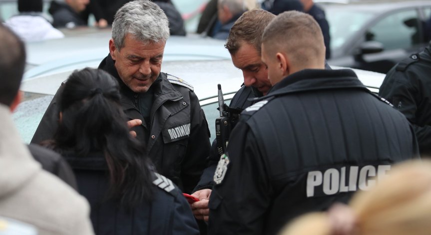 Жената, откраднала кутии с дарения в София, остава в ареста