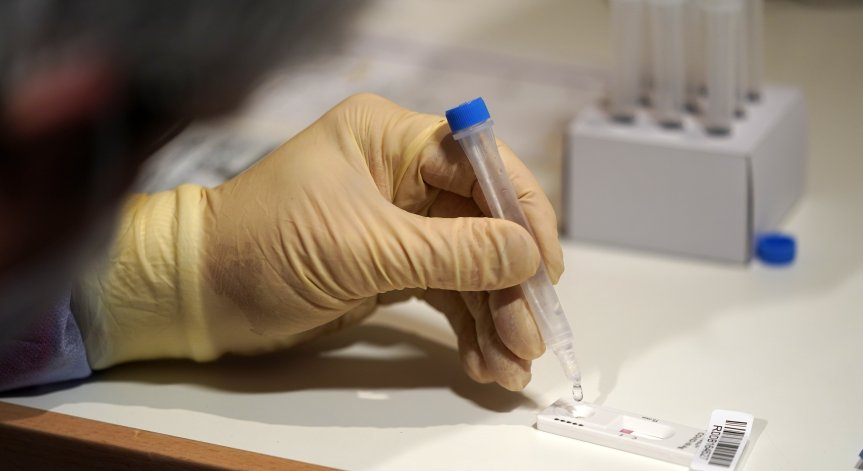 Изследване: Възрастните хора по-често се заразяват повторно с Ковид-19