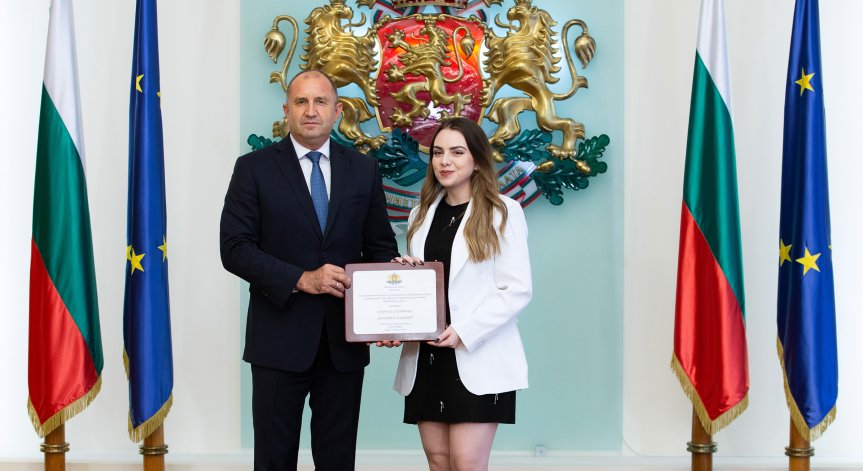 Радев удостои Нургюл Салимова с почетен плакет: Това е успех за цяла България