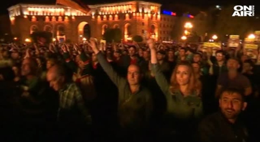 Хаос, протести и неясно бъдеще пред властта в Армения
