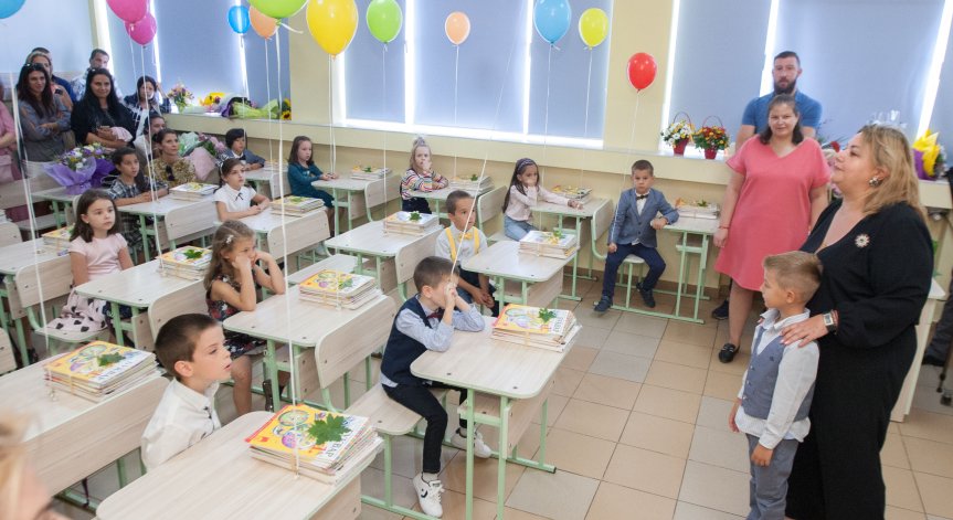 Няма достатъчно първокласници в София: 1349 са свободните места след първо класиране