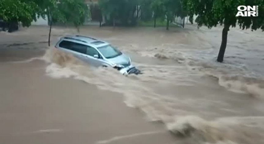Невиждани наводнения и евакуирани хора в Мексико