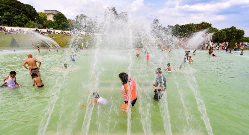 Необичайна жега във Франция, 500 огнеборци се борят с горски пожари
