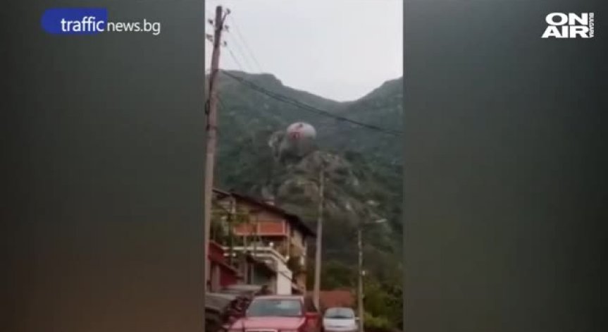 Балон с горещ въздух се заклещи в скалите над Перущица