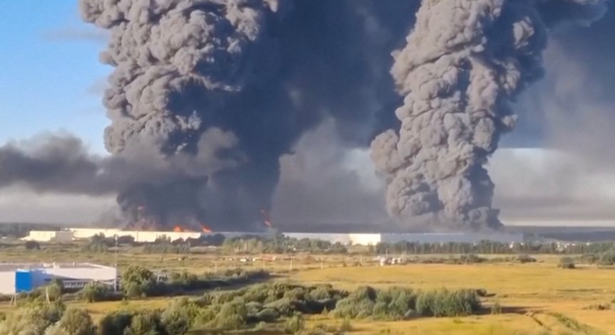 Пожари и щети след атака с дронове на Украйна срещу логистични центрове в Русия