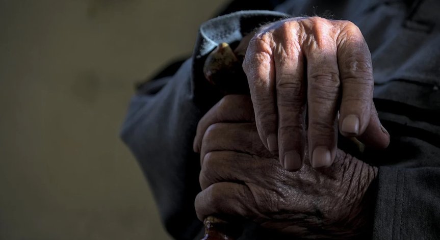 Млад мъж нападна и ограби 84-годишна жена, взе ѝ близо 800 лв.