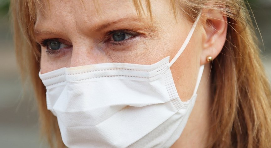 Капчици с Ковид-19 могат да се задържат във въздуха с часове