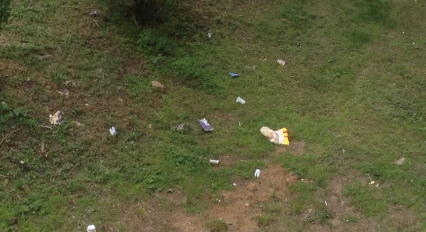 HelpBook: Съседи изхвърлят боклуци през балконите си до детската площадка