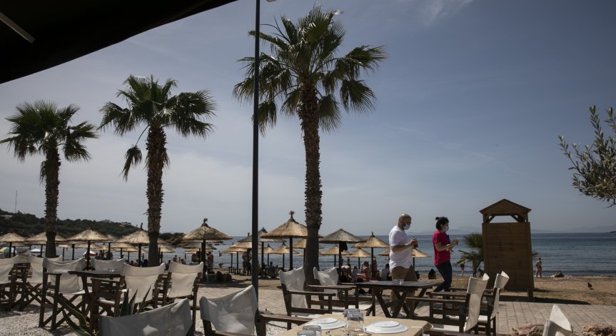 В Гърция предвиждат локална карантина, полицейски екипи обикалят островите