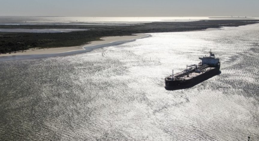 Петролен танкер и контейнеровоз се сблъскаха край Индия