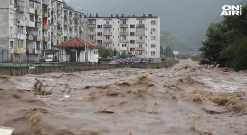 Дъжд, кал... И купища сигнали за наводнения от цялата страна
