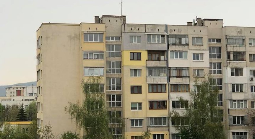 Бургазлийка се хвърли от 7-ия етаж на жилищен блок
