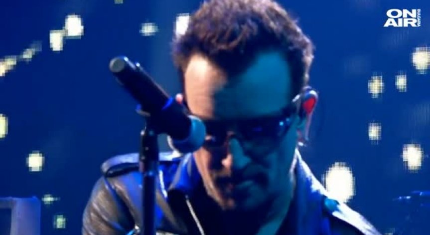 Звезден рожденик! Емблемата и гласът на U2 Боно на 58