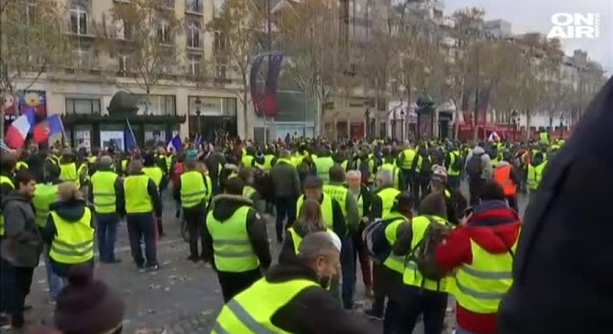Парижани също протестират срещу цените на горивата!