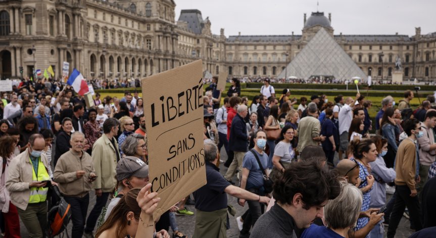 Хиляди протестират в цяла Франция, скандирайки 
