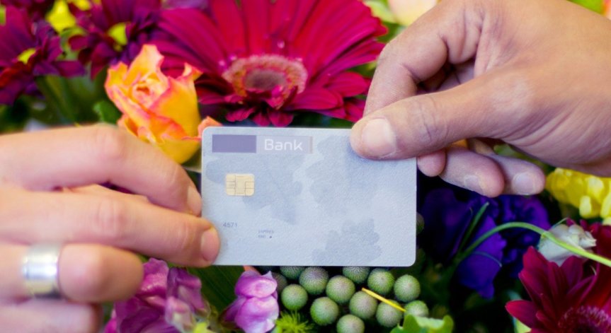 Дебитната карта neon от tbi bank е пример за това колко полезна може да бъде дебитната карта.