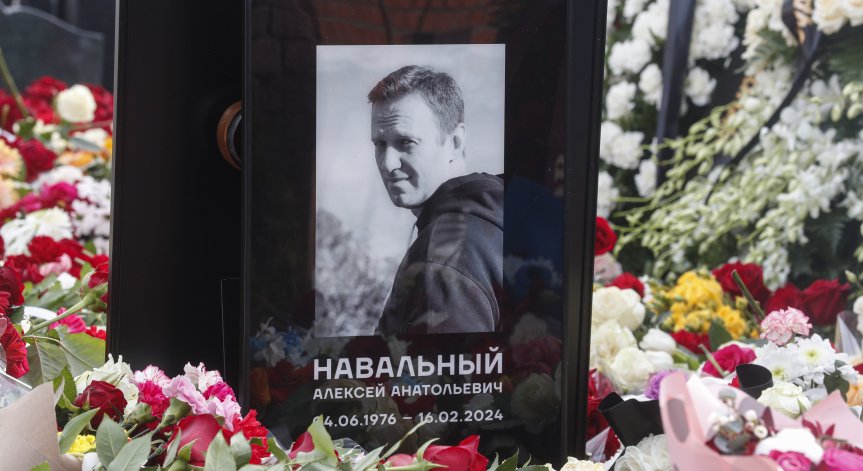 Четвърти ден стотици оказват почит пред гроба на Навални