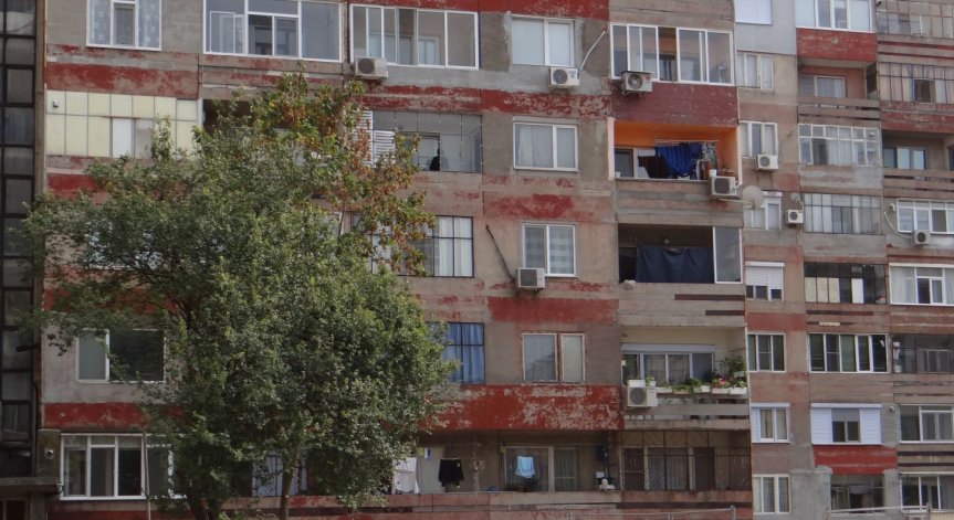В кой град живеят предимно в жилища, строени 1946-1960 г.?