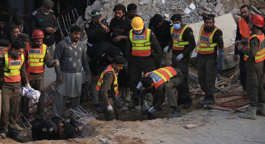 Броят на загиналите при взрива в джамия в Пакистан нараства