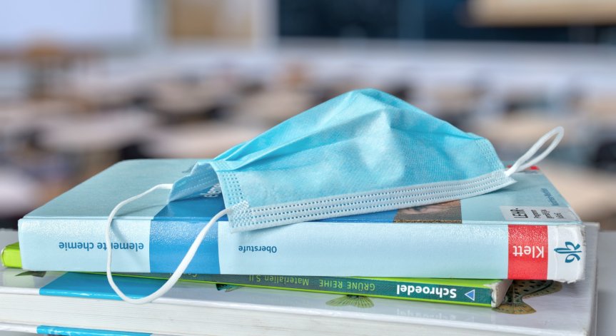 МОН: Учителите да бъдат с маски и в час!