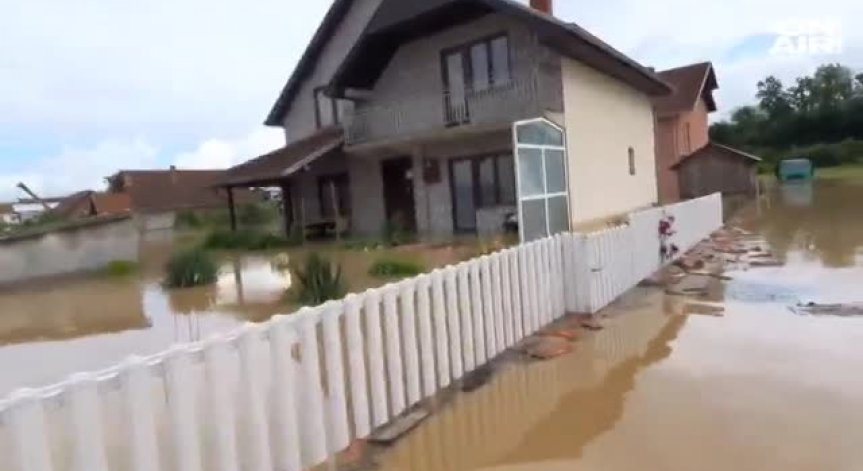 Лошо е времето и в Сърбия: Десетки къщи са под вода