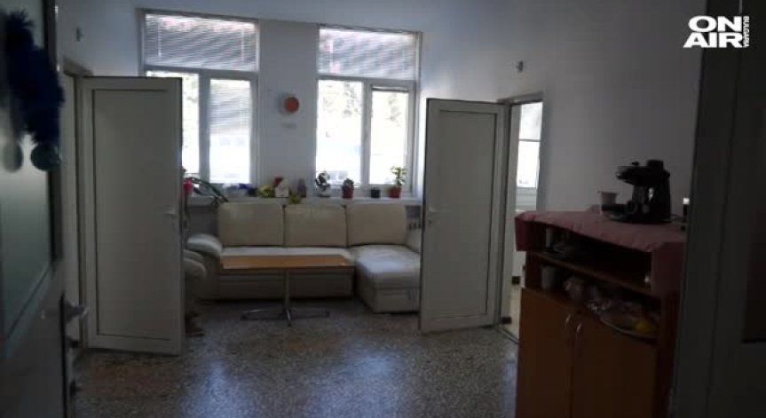 Мазилка от таван за малко не порази родилка и бебето ѝ