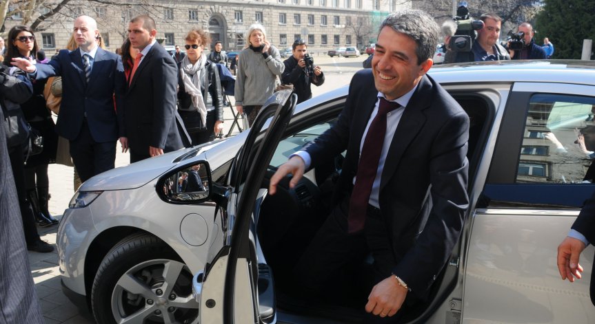 Плевнелиев изпробва Chevrolet Volt