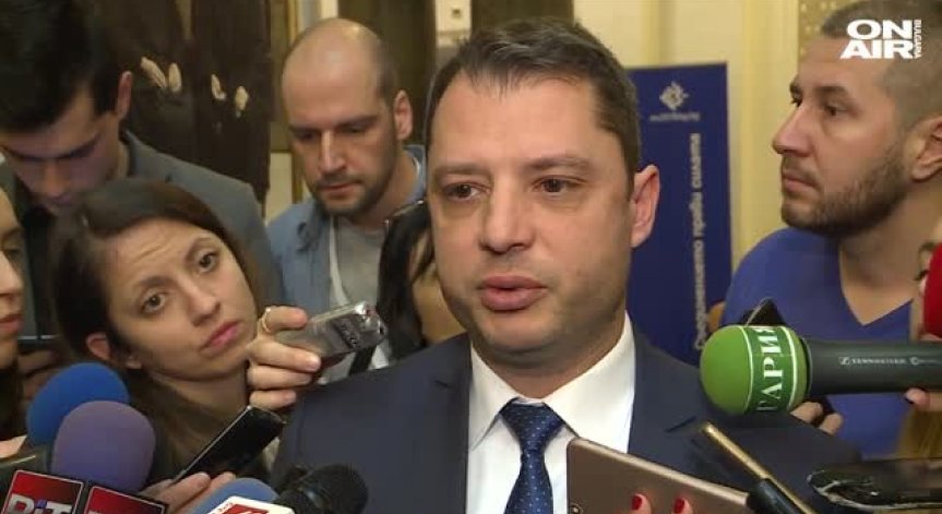 Депутати и министри чакат Гинка Върбакова в парламента