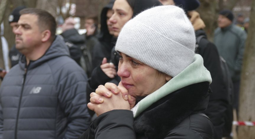 Броят на жертвите след атаката в Одеса расте, хора носят вода и храна на засегнатите