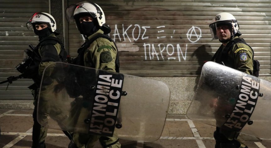 Първата грижа на гръцките власти е защитата на гърците в конфликтните зони.