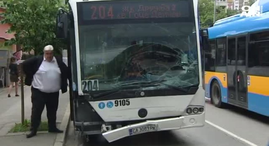 Градски автобус се е блъснал в пет коли в София