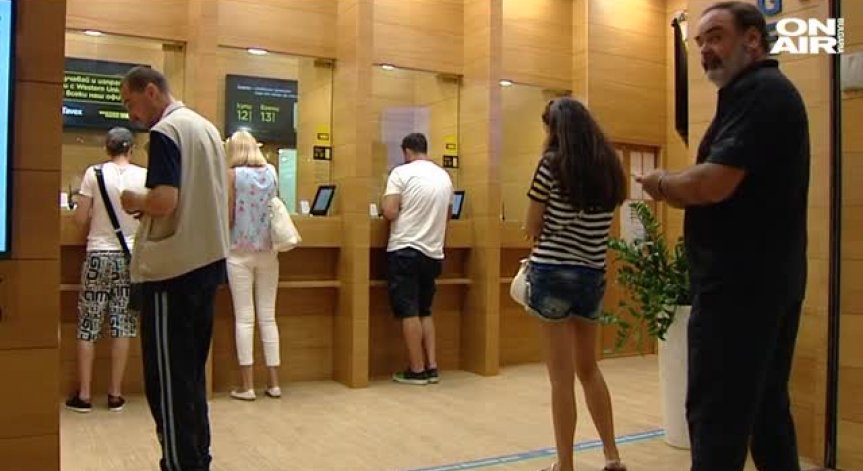 Въпреки сривът на лирата – нова криза няма да има, вещаят икономистите