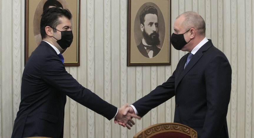 Радев връчва на Кирил Петков мандат за съставяне на правителство