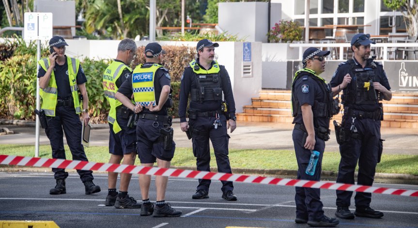 Двама посетители, отседнали в хотела, са получили леки наранявания.