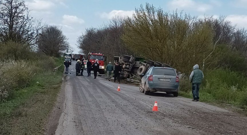 Движението в района на пътния инцидент е затруднено.