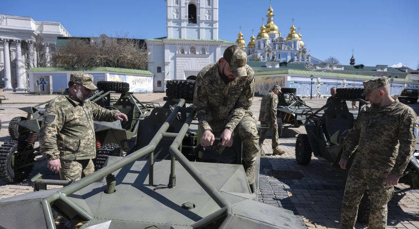 Войници оцеляват без храна, с дъждовна вода и сняг на фронта в Украйна