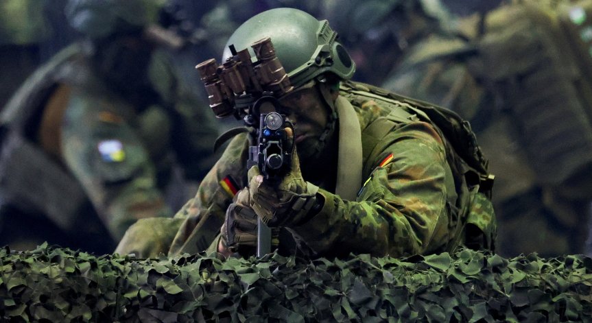 Германия действа със замах, за да не изостава във военно отношение.