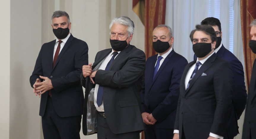 СРС скандалът се разраства, Рашков уволни шефа на 