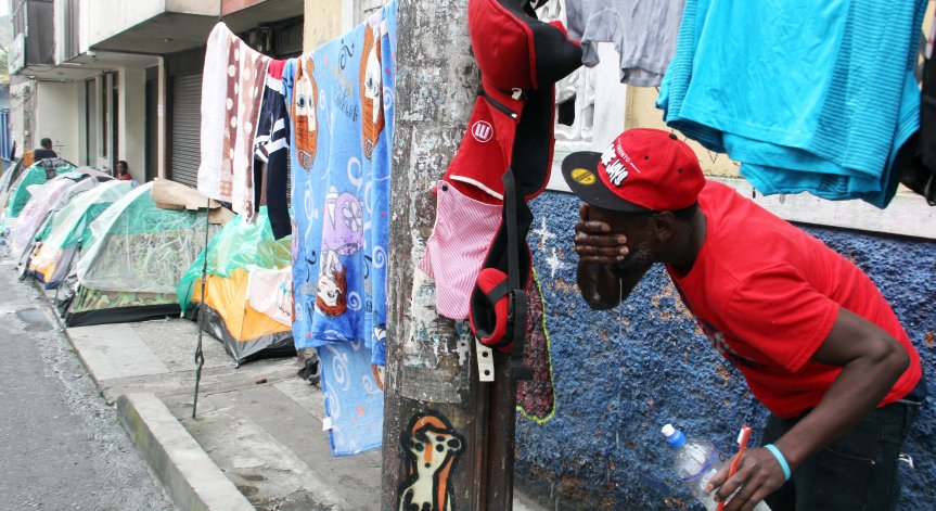 Ковид-19 на Балканите - без дистанция, целувки, тънещи в мизерия бежанци