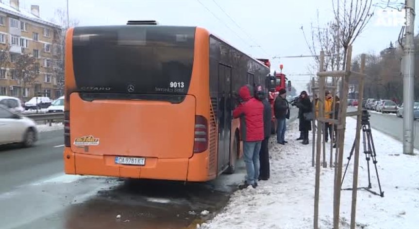 Автобус се запали в движение