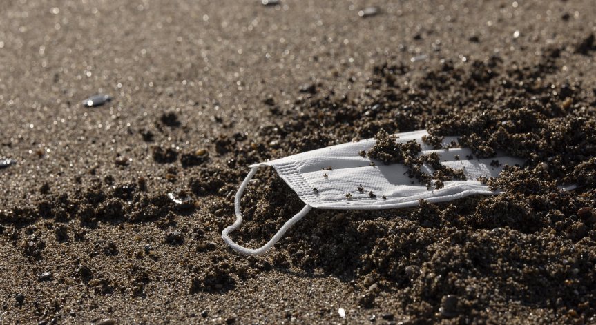 1,56 млрд. предпазни маски са попаднали в океаните през 2020 г.